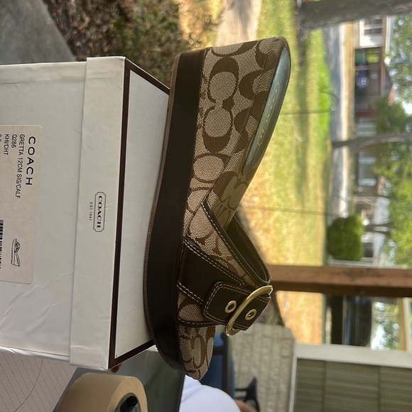 COACH Shoes Q286 Gretta Slip on wedge Gold buckle size 8.5 - Picture 2 of 6